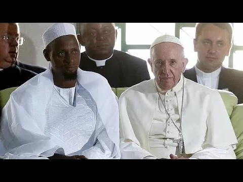 Il Papa nella Moschea di Bangui: cristiani e musulmani sono fratelli