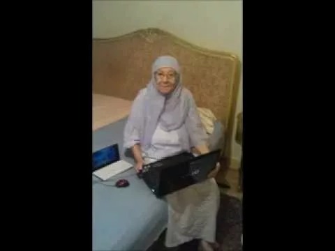 signora 90 anni mostra il miracolo scientifico dell’atomo nel Corano.